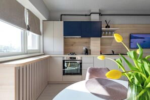 Fridge, microwave, oven, stovetop - Modern&Cozy in Bacau *Wi‑Fi, AC, Smart TV,  Free Parking (Bacău)