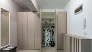 A room with a wardrobe, a radiator, and a phone on the wall. - Modern&Cozy in Bacau *Wi‑Fi, AC, Smart TV,  Free Parking (Bacău)