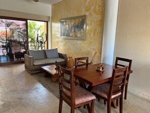 Apartamento, balcón, vistas a la bahía | Zona de estar