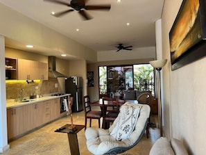 Apartamento, balcón, vistas a la bahía | Zona de estar