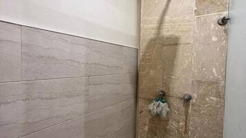 Apartment, Balkon, Buchtblick | Badezimmer
