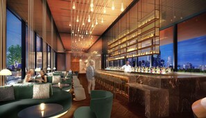 Un área de bar moderna con asientos, una barra y amplios ventanales con vista a la ciudad.