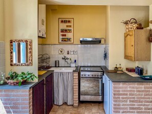 Een koelkast, een oven, een kookplaat, een koffiezetapparaat/waterkoker