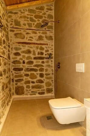 Suite superior, patio, vista al patio | Baño