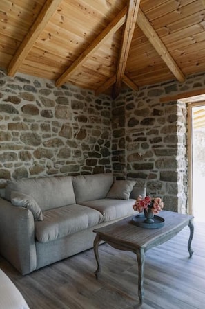 Suite superior, patio, vista al patio | Área de sala de estar