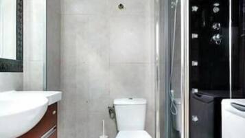 Douche, sèche-cheveux, serviettes fournies, savon