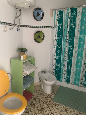 Douche, serviettes fournies, savon, papier toilette