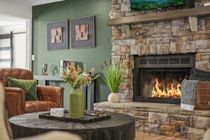 Interior - Stay@Black Sheep:Lakefront•HotTub•No Steps2Dock! Spacious_Location_Dog friendly (New Tazewell)