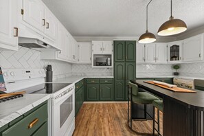 Fridge, microwave, oven, stovetop - Stay@Black Sheep:Lakefront•HotTub•No Steps2Dock! Spacious_Location_Dog friendly (New Tazewell)