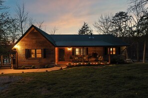 Exterior - Stay@Black Sheep:Lakefront•HotTub•No Steps2Dock! Spacious_Location_Dog friendly (New Tazewell)