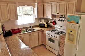 Private kitchen - Quiet semi-detached house with 2 bedrooms, terrace and garden (Oistins)