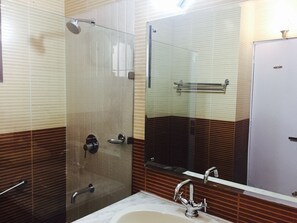 Jetted tub, hair dryer, bidet, towels