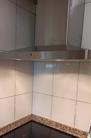 Míní-ísskápur, örbylgjuofn, eldavélarhellur
