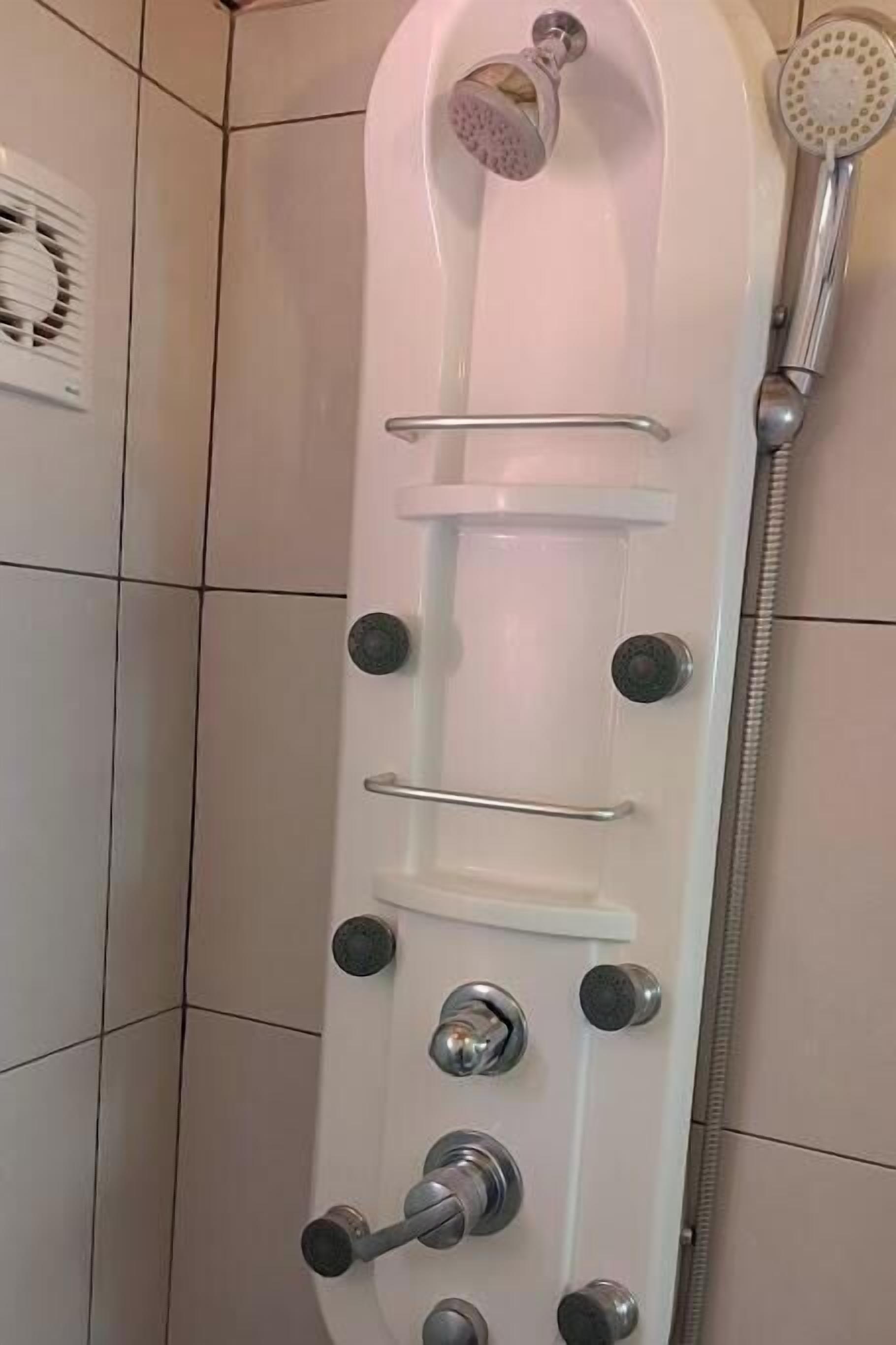 Haartrockner, Handtücher, Seife, Toilettenpapier