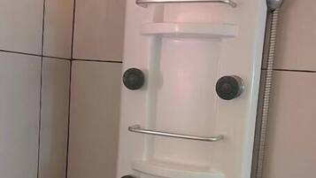 Haartrockner, Handtücher, Seife, Toilettenpapier