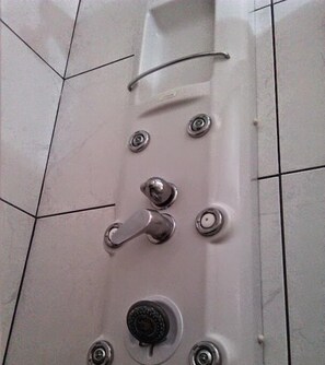 Classic Studio | Bathroom | Hair dryer, towels, soap, toilet paper - Herdade do Pedregal (Calheta)