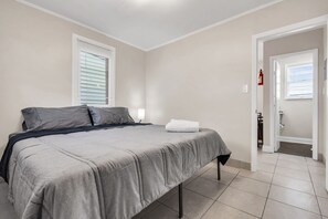 1 bedroom, WiFi, bed sheets - Cozy 1BR, Free Parking, Steps to the Beach (Seaside Heights)