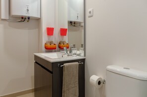 Shower, towels - Setubal Boutique Apartment I by Homing (Setubal)