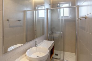 Shower, towels - Bairro Alto Garden by Homing (Lisbon)