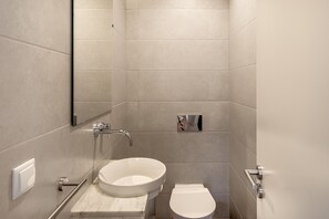 Shower, towels - Bairro Alto Garden by Homing (Lisbon)
