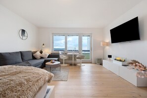 TV - Stylish, Comfortable Apartment with Balcony and Scenic Views (Neubulach)