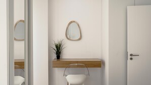A modern bathroom with a white vanity, a mirror, and a potted plant. - Downtown Modern Apartments I by Homing (Lisbon)