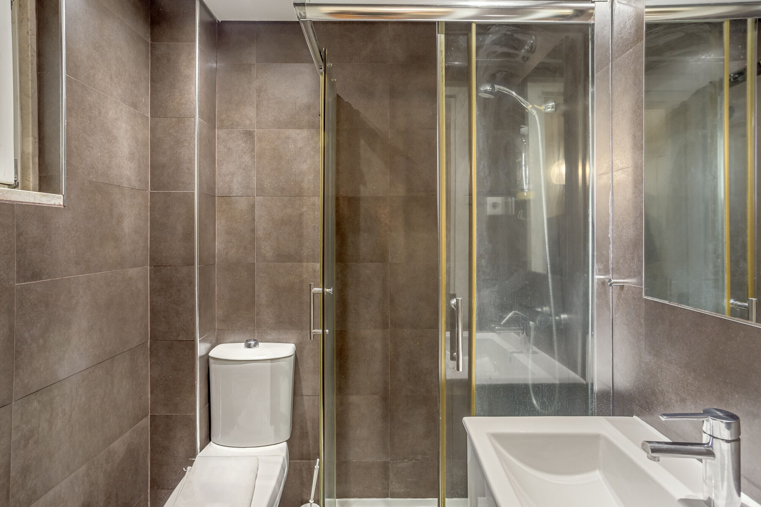Douche, serviettes fournies