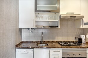 Micro-ondas, cafeteira/chaleira, talheres/pratos/utensílios de cozinha