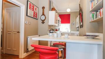 Dishwasher, cookware/dishes/utensils