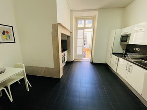 Microwave, dishwasher, coffee/tea maker, cookware/dishes/utensils - Downtown Riverside III by Homing (Lisbon)