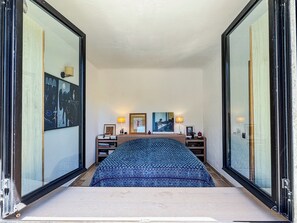 2 Schlafzimmer, Schreibtisch, Bügeleisen/Bügelbrett, Reisekinderbett