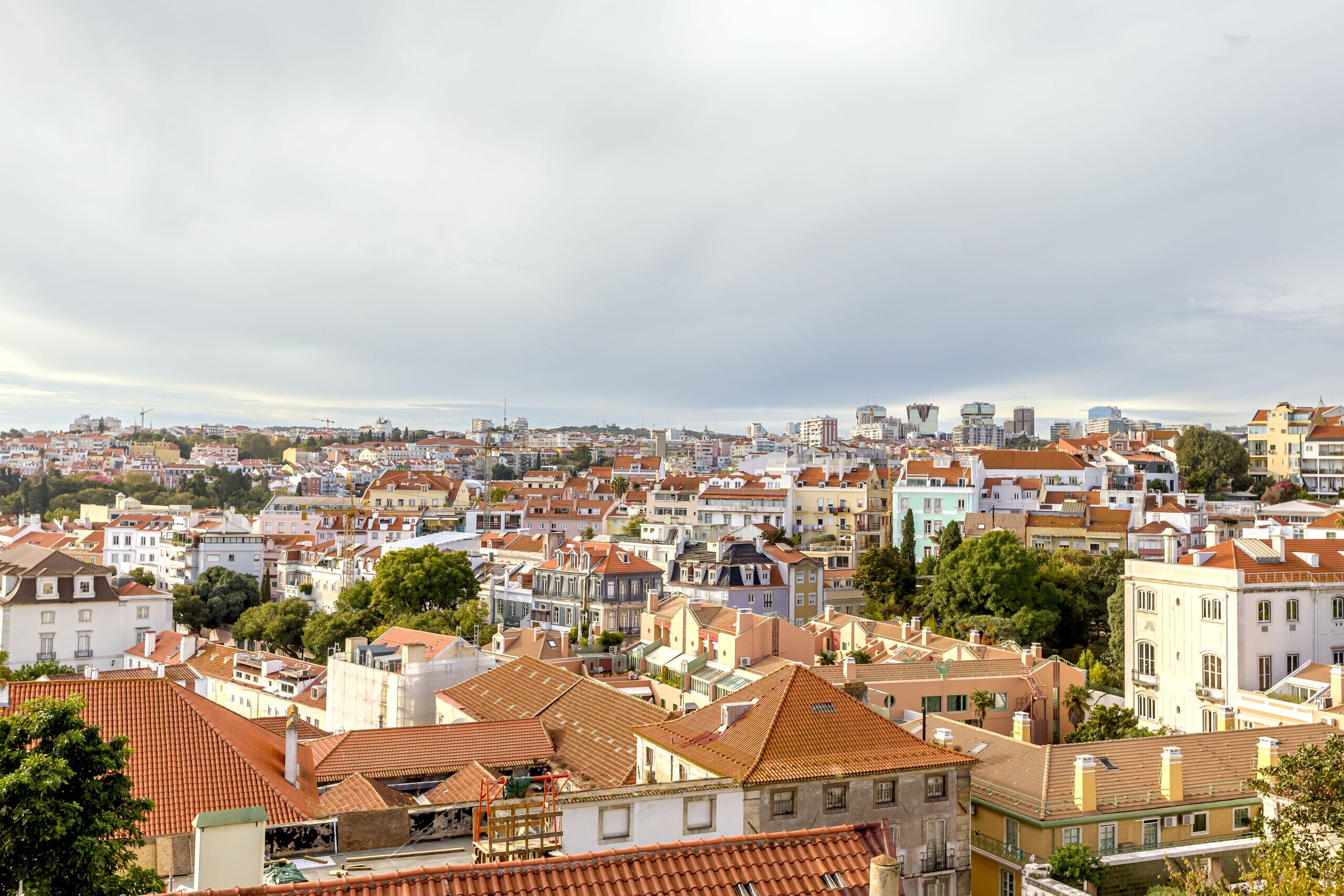 Un área urbana densamente poblada, con una variedad de estilos arquitectónicos y una mezcla de edificios residenciales y comerciales.