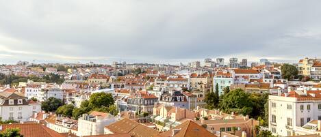Un área urbana densamente poblada, con una variedad de estilos arquitectónicos y una mezcla de edificios residenciales y comerciales.