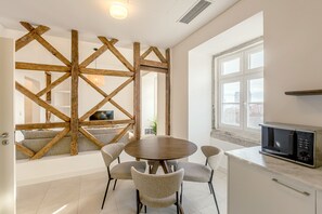 Dining - Bairro Alto Garden IV by Homing (Lisbon)