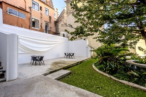 Outdoor dining - Bairro Alto Garden IV by Homing (Lisbon)