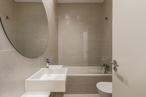 Shower, towels - Bairro Alto Garden IV by Homing (Lisbon)
