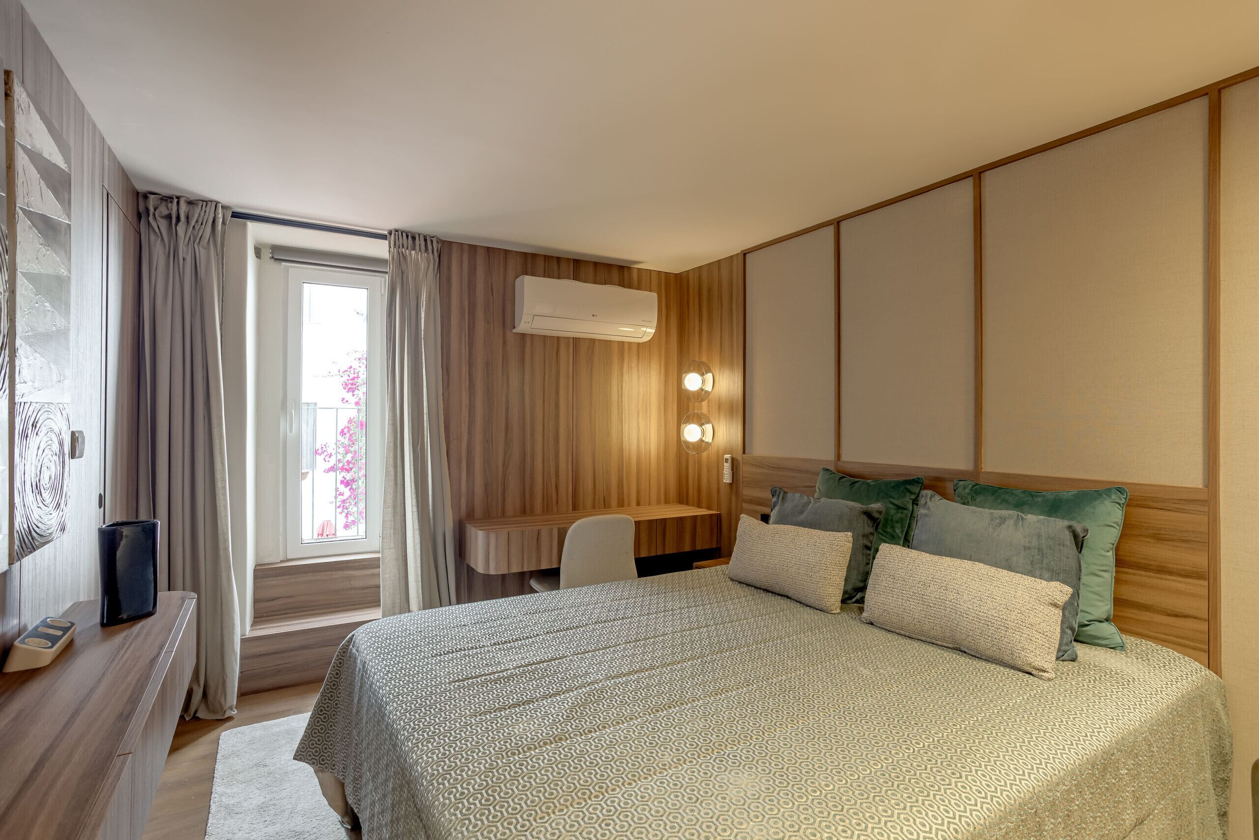 1 bedroom, bed sheets