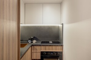Microondas, cafetera o tetera y utensilios de cocina