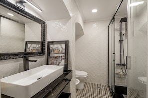 Shower, towels - Belem Historical by Homing (Lisbon)