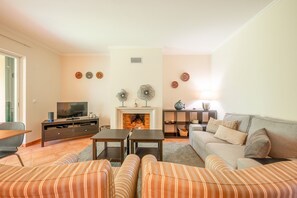 Living area - Aroeira Garden by Homing (Almada)