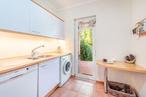 Microwave, dishwasher, coffee/tea maker, cookware/dishes/utensils - Aroeira Garden by Homing (Almada)