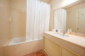 Shower, towels - Aroeira Garden by Homing (Almada)