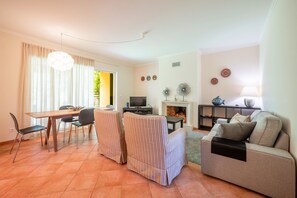Living area - Aroeira Garden by Homing (Almada)