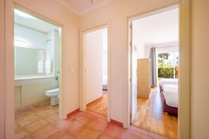 Shower, towels - Aroeira Garden by Homing (Almada)