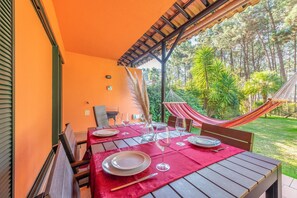 Outdoor dining - Aroeira Garden by Homing (Almada)