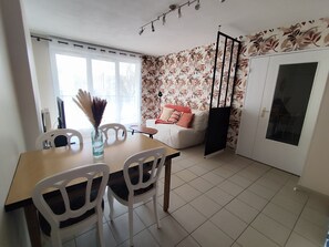 Interior - Cosy, quiet apartment with balcony near train station (Ambérieu-en-Bugey)