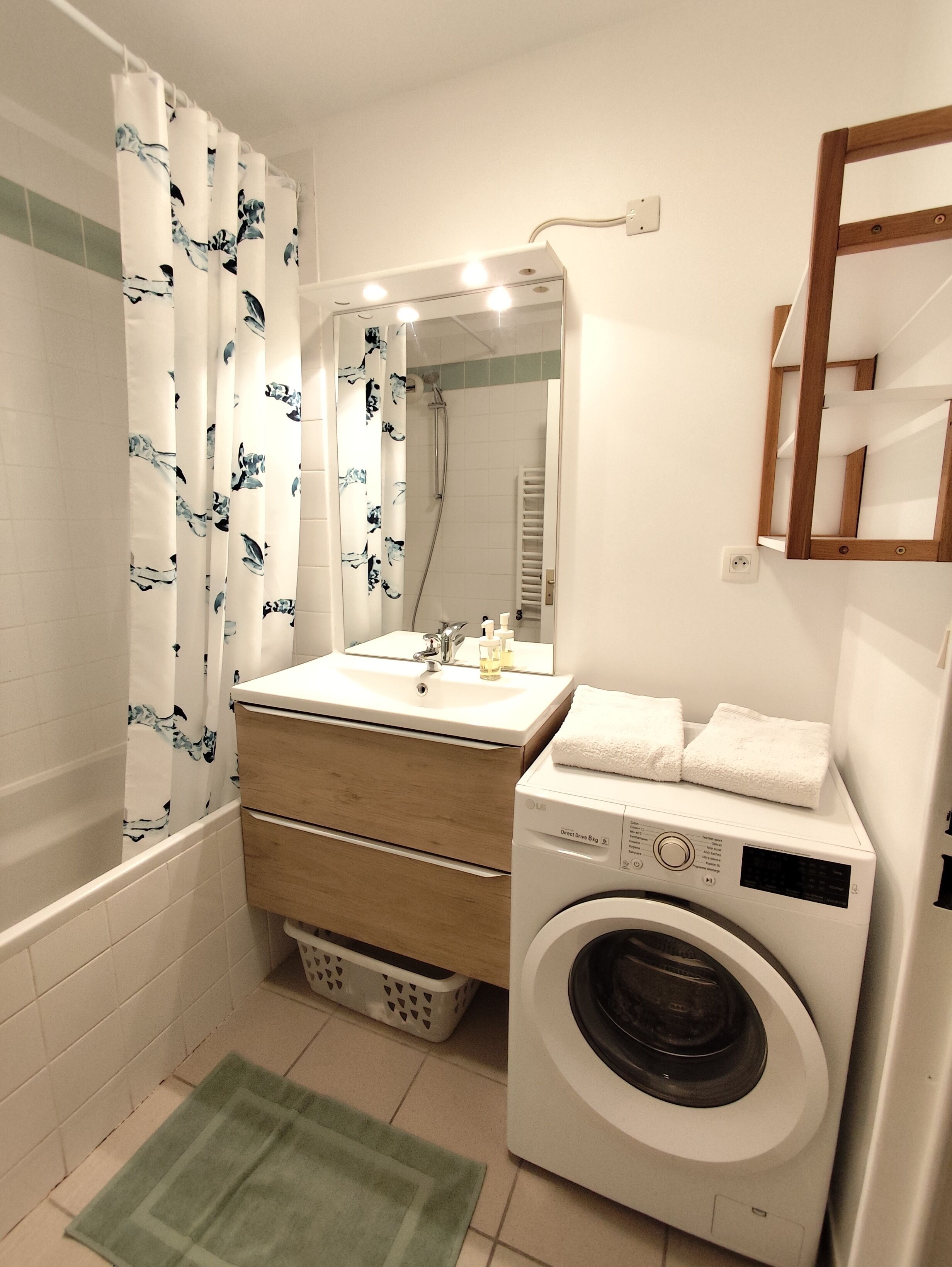Secadora de cabello, toallas, jabón, papel de baño 