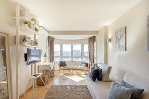 Living area - Olaias Modern W/ Garage by Homing (Lisbon)