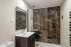 Shower, towels - Olaias Modern W/ Garage by Homing (Lisbon)