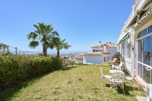 Outdoor dining - Vacation Apartment 'Apartamento Bellavista' with Sea View, Wi-Fi, and Air Conditioning (Torrox)